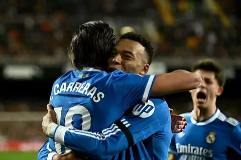 ريال مدريد يقهر فالنسيا ويواصل مطاردة برشلونة على قمة الدوري الإسباني